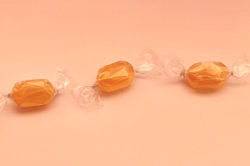 Die 10 größten Quellen für Mikroplastik im Meer  Platz 8: Abrieb Kunststoffverpackungen – 99 g pro Einwohner und Jahr Süßigkeitenpapier, Blisterverpackung oder die Plastikfolie um die Salatgurke – Kunststoffverpackungen sorgen für fast 100 g Mikroplastik pro Jahr und Einwohner. Damit Obst und Gemüse nicht in Klarsichtfolien eingehüllt werden muss, um länger frisch zu bleiben, haben Empa-Forscher im Auftrag von Lidl eine neue Öko-Beschichtung für Bananen entwickelt. (Unsplash/Graphic Wanderings)