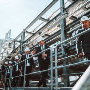 Auf dem Weg zum Spatenstich erhielten die Gäste eine Führung durch die Biodiesel-Anlage von Verbio in Bitterfeld.(Bild:  Verbio)