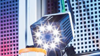 Die Vision-Sensoren lassen sich mit ihrem schlanken Metallgehäuse, einer verbesserten Beleuchtung und neuen Funktionen wie Ziellaser und motorischem Fokus jetzt flexibler einsetzen und einfacher bedienen. (Sensopart Industriesensorik )