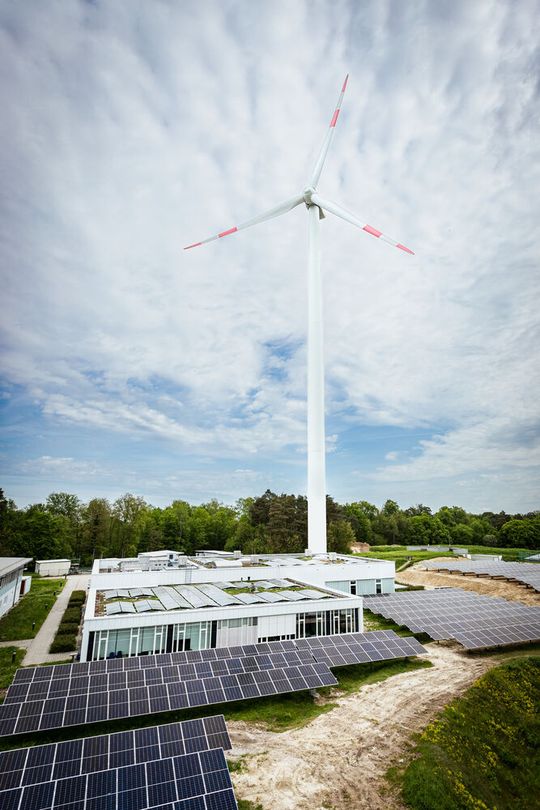 Wind energy and PV system on the Fraunhofer ICT campus.(Image: Fraunhofer ICT)