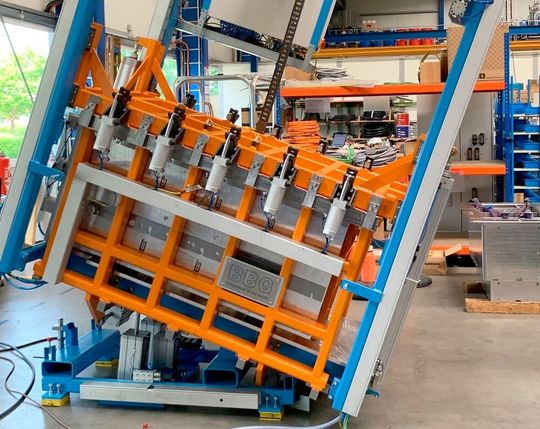 Hier blickt man auf ein Werkzeug für die Polyurethan-Hartschaumverarbeitung von BBG. Das Besondere an dem System ist seine explosionsgeschützte Eigenschaft, weshalb auch Polyurethan mit Pentangaszusatz als Treibmittel verarbeitet werden können. Hier mehr dazu ...(Bild:  BBG)