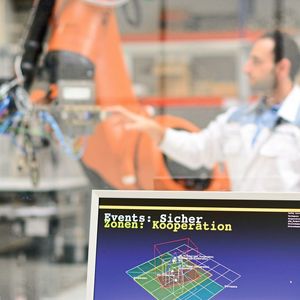 Verschiedene Sicherheitsbereiche um den Roboter definieren, ob und wie Roboter und Mensch in der jeweiligen Zone zusammenarbeiten.