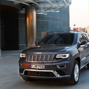 Die amerikanische Fiat-Tochter Jeep hat ihr Oberklasse-SUV, den Grand Cherokee, gründlich aufgefrischt. Kernstück der Überarbeitung bei der inzwischen vierten Generation ist die neue Achtstufen-Automatik, die in allen Versionen für die Kraftübertragung sorgt. Bisher mussten sich die Geländegänger mit der alten Fünfstufen-Automatik begnügen, die noch aus der Daimler-Vergangenheit stammte.