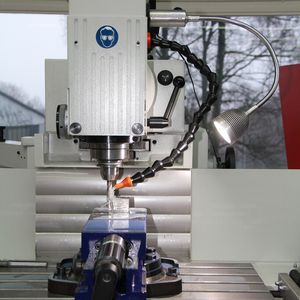 Eine magnetische Befestigung beispielsweise ermöglicht die Fixierung auch an schwer zugänglichen Stellen.