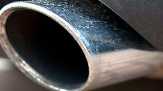 Abgase vermeiden – das könnte mit einem synthetischen Kraftstoff gelingen, an dem zur Zeit die TU München forscht.  (gemeinfrei)