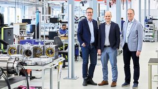 Michael Lösch, geschäftsführender Gesellschafter mit Dr. Jens Falker und dessen Vorgänger Dr. Edgar Verlemann (v.l.). (Bild: GMN Paul Müller Industrie)