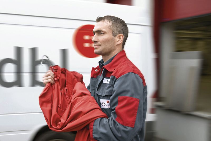 Der DBL-Servicefahrer liefert die saubere Berufskleidung wieder direkt zum Kunden. Pünktlich und zuverlässig. Beim Kunden ordnet er die Kleidung direkt in ein Schranksystem, in dem jeder Träger sein eigenes Fach hat. (Bild: DBL)