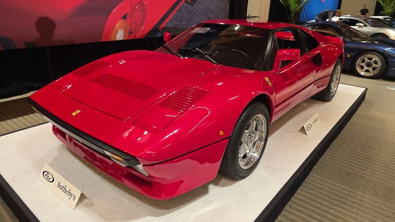 Platz 10: Dieser „echte“ Oldtimer in Form eines 1985er Ferrari 288 GTO Coupe erzielte die Summe von 11.555.000 bei RM Sotheby's. Auch sein Kilometerzähler zeigte lediglich 958 Meilen an. Es ist der 99. in Serie gefertigte 288 GTO, ausgestattet mit optionaler Klimaanlage und elektrischen Fensterhebern. (Bild: Classic Analytics)