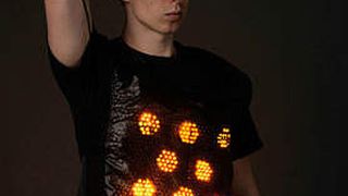 Die LED-Weste erkennt Signalgesten und warnt beispielsweise Verkehrsteilnehmer vor einer Gefahr (Foto: Jaka Plesec)