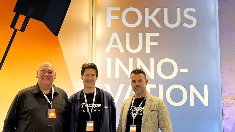 Oliver Gorges, Benjamin Mund und Dr. Oliver Charles von der ITscope-Geschäftsführung (v.l.) begrüßen die Gäste der FutureWork Expo 2025 in Karlsruhe. (Bild: Vogel IT-Medien)