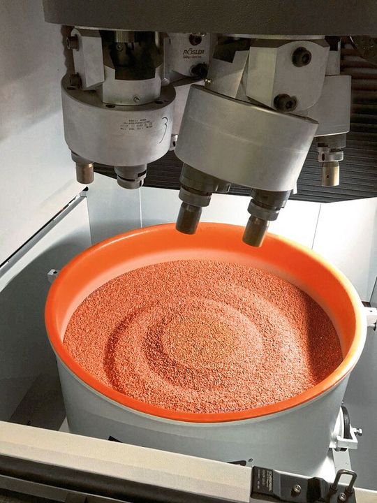 Der einfach mit einem Flurfördergerät wechselbare Arbeitsbehälter ermöglicht den Einsatz des nach dem Plug-and-Play-Konzept gestalteten Schleppfinishers für unterschiedliche Anwendungen, ohne das Bearbeitungsmedium tauschen zu müssen. Der einfach mit einem Flurfördergerät wechselbare Arbeitsbehälter ermöglicht den Einsatz des nach dem Plug-and-Play-Konzept gestalteten Schleppfinishers für unterschiedliche Anwendungen, ohne das Bearbeitungsmedium tauschen zu müssen.