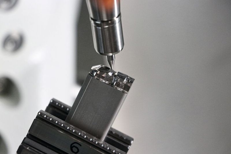 Ein Hartmetall-Umformstempel von Quittenbaum beim finalen Schlichtprozess mit der Kern Micro HD. Vorher erledigen kostengünstige Schleifstifte den Schruppvorgang. Am Ende werden prozesssicher die geforderte Maßhaltigkeit von 3 Mikrometern und Spiegeloberflächen mit bis zu Ra 0,05 Mikrometern erzielt. (Bild: Kern Microtechnik)