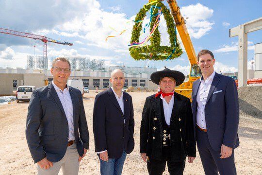 Freude beim Richtfest in Sachen Baufortschritt auf der Großbaustelle von Tegut in Michelsrombach. Von links: Michael Möller (Projektleiter Bau Tegut), Thomas Gutberlet (Geschäftsführer Tegut), Christoph Stangl (Polier bei Max Bögl) und Johann Bögl (Gesellschafter bei Max Bögl). (Bild:  Tegut)