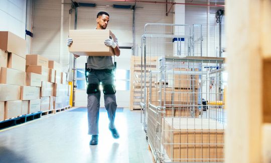 Das neue Rücken-Exoskelett „IX BACK AIR“ lässt sich in unter 20 Sekunden an- und ablegen und kann einfach auf unterschiedliche Körpergrößen angepasst werden.(Bild:  Ottobock)