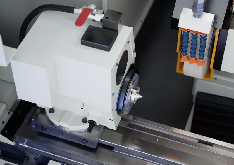 Compact workhead with precision tapered roller bearings for roundness accuracies of up to 0.5 µm. The swivel range of 0 to +30° enables flexible machining strategies. (Source: Emag)