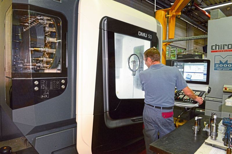 Für die Fertigung in einem 5-Achs-Bearbeitungszentrum erfasst ein Peiseler-Mitarbeiter alle erforderlichen Daten und gibt sie in das System ein. (Bild: Peiseler)