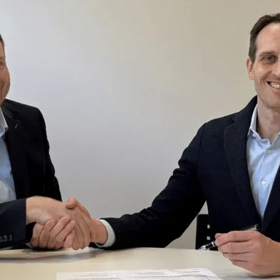 Stefan Jäger (Siemens) und Dr. Christian Hoffart (Sparepartsnow) besiegeln die neue Partnerschaft. (Bild: Siemens)
