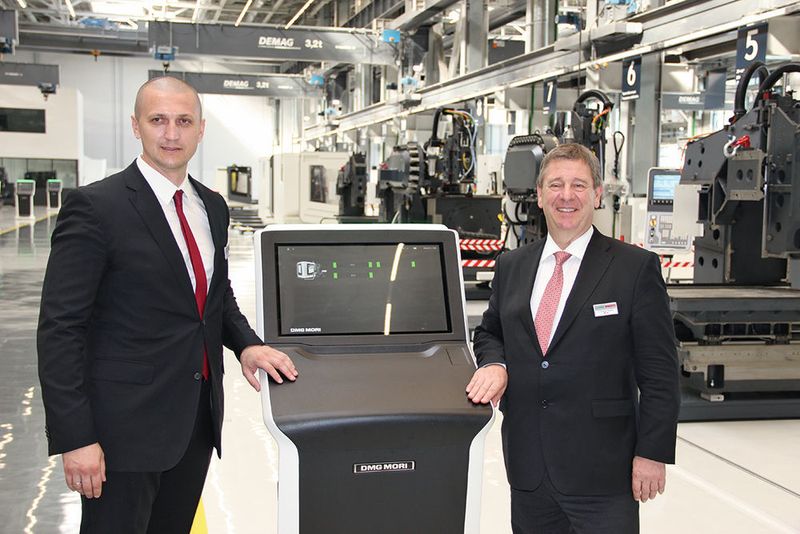 Dr. Rüdiger Kapitza (r.), Vorstandsvorsitzender der DMG Mori AG, und Alexey Antipin, Geschäftsführer der Ulyanovsk Machine Tools, beim Rundgang durch das neue Werk. (Bild: Kroh)
