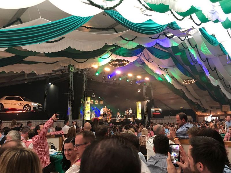 2. Veranstaltungsteil am Abend: feierlicher Anstich zum 11. Licher Wiesnfest in Pohlheim. (Vogel IT-Medien GmbH)