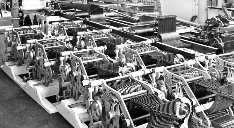 Um 1981: Fertige Schaftmaschinen zur Spedition bereit. (Stäubli)