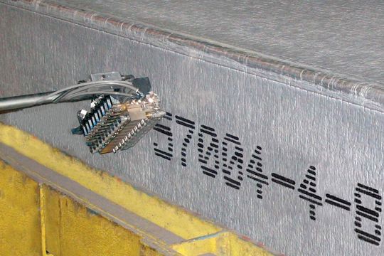 Die REA-Jet-ST-Signiertechnik schreibt punktgenau alphanumerische Codes – auch in Großschrift – auf Aluminiumteile.(Bild:  REA)