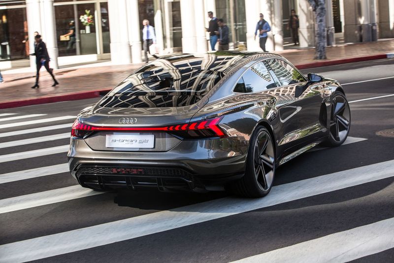 Statt einer Pseudo-Auspuffanlage, wie sie heute auch viele Autos mit Verbrennungsmotor ziert, gibt es einen brutalen Heckdiffusor. (Audi)