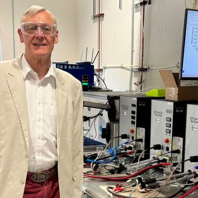 Prof. Christian Mohrdieck: „In einem 40-Tonnen-Lkw würde eine Batterie sechs bis sieben Tonnen wiegen – das ist verlorene Nutzlast für den Spediteur. Hier ist der Wasserstoffantrieb im Vorteil.“ (Bild: Pajarito Powder)