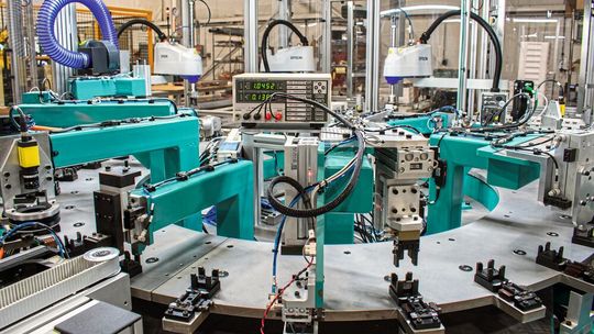Kundenspezifische Fabrikautomationssysteme von SDC und Bildverarbeitung von Cognex stellen eine effektive Qualitätsprüfung von Kfz-Zündspulen sicher. Kundenspezifische Fabrikautomationssysteme von SDC und Bildverarbeitung von Cognex stellen eine effektive Qualitätsprüfung von Kfz-Zündspulen sicher.