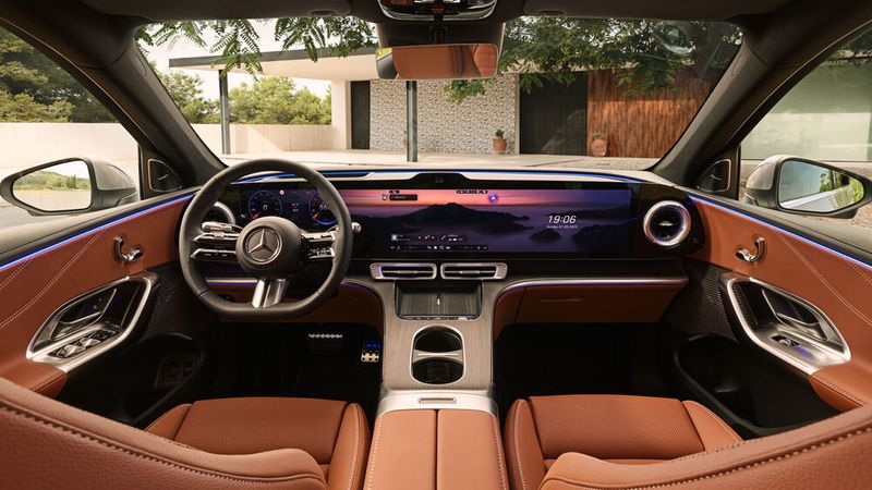 Das riesige Digitalcockpit mit einer Diagonale von fast einem Meter wirkt monumental. (Bild: © Mercedes-Benz )