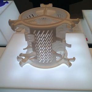 EOS hat auf der formnext 2017 mit der EOS P 500 sein neuestes Polymer-System vorgestellt. Kunden steht damit ein System zur Verfügung, das sich durch maximale Produktivität auszeichnet, bereit ist für eine weitere Automatisierung der Technologie und Kunststoffe bei Betriebstemperaturen von bis zu 300 °C verarbeiten kann. 