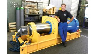 Produktionsleiter Jean-Marie Burgermeister mit einem Hydraulikzylinder eines Wasserkraftwerkes. (Bild: ZW Hydraulik)