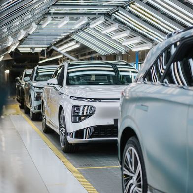 Fahrzeugmontage bei Magna für den chinesischen Hersteller Xpeng: Einem neuen Report von AlixPartners zufolge wollen chinesische OEMs ihre Produktion im Ausland bis 2030 fast verdreifachen. (Bild: Peter Reiter Photography)