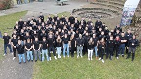 Azubis und Aus­bildungsteam am Ende der Workshop-Woche in Lautenbach. (Bild: Daimler Truck AG)