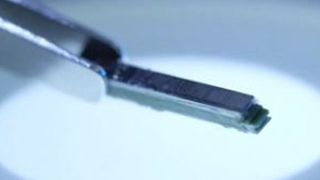 Minichip: Gerät für Blutanalyse misst 14 mal zwei Millimeter. (Bild: epfl.com)