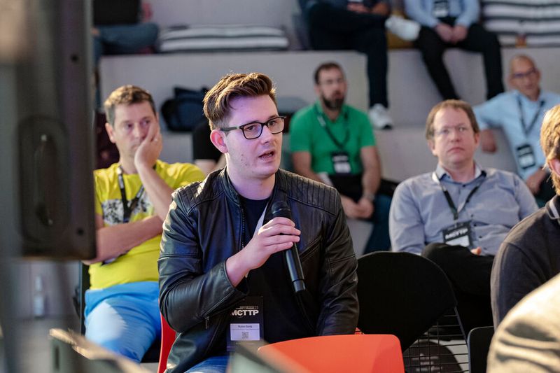 Die Gäste nahmen aktiv an der Diskussion mit den Referenten teil. (Bild: Vogel IT-Akademie)