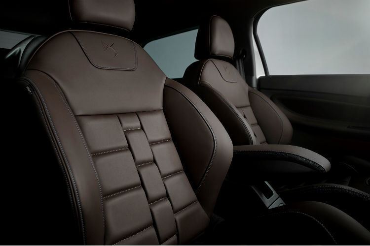 Bequeme Sitze: Schalensitze mit Lederbezug vermitteln die Hochwertigkeit im Innenraum. (DS Automobiles)