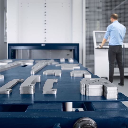 Ab der Euroblech bietet Trumpf ein digitales Geschäftsmodell namens Pay-Per-Part an. Es wird mit dem Laserschneid-Vollautomaten Trulaser Center 7030 angeboten und soll allen helfen, die kein geeignetes Personal an Land ziehen können, trotz hoher Auftragslage. Hier mehr dazu. Ab der Euroblech bietet Trumpf ein digitales Geschäftsmodell namens Pay-Per-Part an. Es wird mit dem Laserschneid-Vollautomaten Trulaser Center 7030 angeboten und soll allen helfen, die kein geeignetes Personal an Land ziehen können, trotz hoher Auftragslage. Hier mehr dazu.