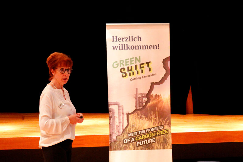 Themenspecial Green Shift: Nachhaltigkeit im Labor Dr. Cornelia Göbel von Krüss ging auf das Thema Schutzgase ein und erklärte, wie diese gegen Lebensmittelverschwendung helfen und welche Rolle die Analytik spielt, um die Staibilität der Schutzgasatmosphäre zu kontrollieren.   Mehr Infos zu den kommenden LAB-SUPPLY-Messen finden Sie auf www.lab-supply.info.  (LABORPRAXIS, C. Lüttmann)
