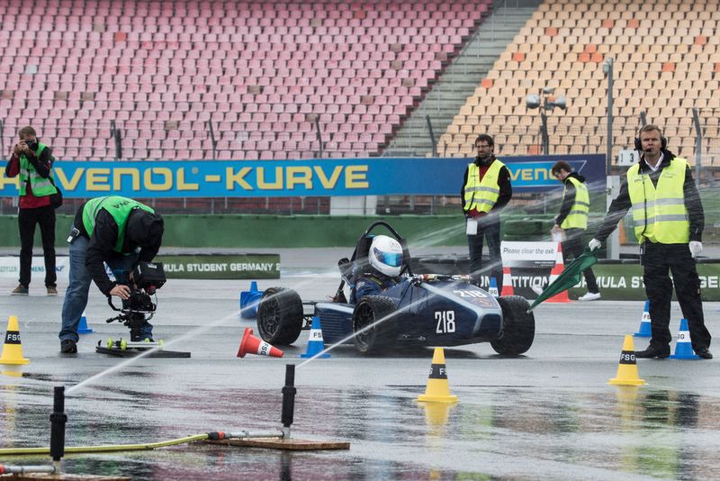 Das Skid-Pad/Wet-Pad-Fahren... (Formula Student Germany/Slesina)