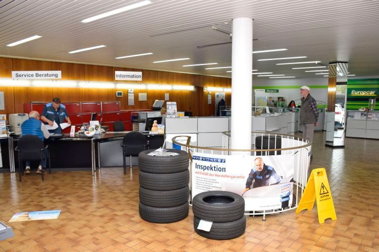 Im Kundenzentrum betreibt Wilhelm Bütje eine Agentur der Europcar-Autovermietung.  (Rubbel/»kfz-betrieb«)