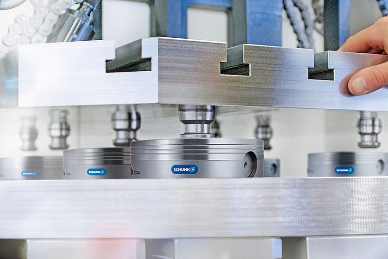 Die Werkstücke lassen sich außerhalb der Maschine rüsten und in Sekundenschnelle mit definiertem Nullpunkt auf der Maschine spannen.  (Schunk)