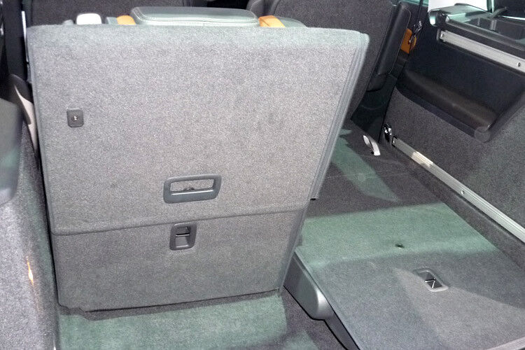Im Fahrzeuginnenraum fungieren SymaLITE-Produkte als Sitzabdeckungen, z.B. in der dritten Sitzreihe eines VW Sharan. (Foto: Quadrant Plascits)