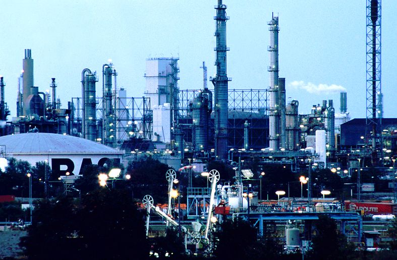 Die 10 global führenden Chemiekonzerne   Was sind die führenden Chemiekonzerne der Welt? Das englischsprachige Wirtschaftsmagazin Forbes rankt hunderte Unternehmen der ganzen Welt nach Kennzahlen wie Umsatz, Kapital und Gewinn. In dieser Bildergalerie sind die weltweit führenden Chemiekonzerne, gemessen an ihrem Marktwert, aufgelistet.   Um im Wettbewerb führend zu bleiben, ist es unabdingbar, sich mit der Zukunft auseinanderzusetzen. Welche Zukunftsszenarien für die Spezialchemie der Chemiekonzern Evonik identifiziert hat, finden Sie in dem verlinkten Beitrag heraus. Der Marktwert von 12,7 Milliarden Euro hat übrigens nicht für einen der zehn Plätze in diesem Ranking gereicht.          Bild: Frank Vincentz, BASF, Ludwigshafen, Deutschland (CC BY-SA 3.0)   Datenquelle: Einträge zu Industriekonzernen von Diversified Chemicals und Specialized Chemicals in der Forbes-Tabelle der weltgrößten öffentlichen Unternehmen (Bild: Gerd W. Zinke)