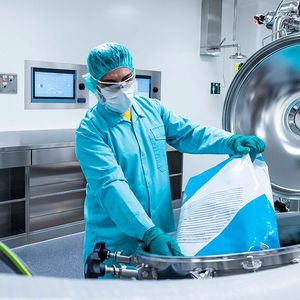 Zu mehr als fünf Millionen Euro Ersparnis führte ein Simulationsprojekt, bei dem es darum ging, eine neue Produktionslinie in einen bestehenden Standort eines Blutplasma-verarbeitenden Unternehmens zu integrieren.(Bild:  ZETA)