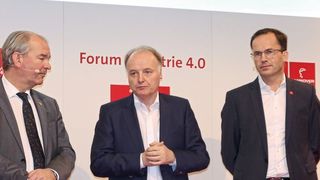 Vertreter des Partnerlandes Schweden, des Ausstellerbeirates und der Messe zeigen sich zum Abschluss der Hannover Messe 2019 zufrieden (im Bild (v.l.): S. E. Per Thöresson, Botschafter Schweden, Berlin, Dr. Gunther Kegel, stellv. Vorsitzender des Ausstellerbeirates, und Dr. Jochen Köckler, Vorstandsvorsitzender der Deutschen Messe AG). (Udo Schnell/VCG)
