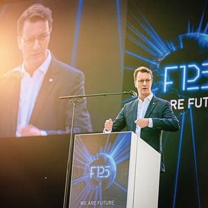 Der Ministerpräsident von Nordrhein-Westfalen, Hendrik Wüst, betonte in seiner Rede die Bedeutung Flenders als Treiber der Energiewende und wichtiger Wirtschaftsfaktor.(Bild:  Flender)