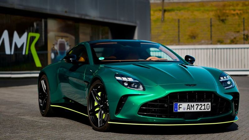Am AMR Performance Center startete und endete unsere Testfahrt. (Bild: Aston Martin)