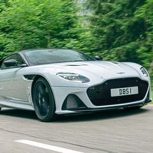 Ein mächtiger Kühlergrill sowie große Lufteinlässe in der Frontschürze und ein aus Carbon geformter Frontsplitter sollen bei der Höchstgeschwindigkeit von 340 km/h für 180 Kilogramm Abtrieb sorgen. (Bild:  Aston Martin)