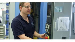 Stefan Waizenegger, Bereichsleiter CNC in der Produktion von Platten bei Stryker Leibinger: „Alle unsere fünf Chiron FZ 12K S high speed sind mit integrierter, flexibler Flexcell-Uno-Automation von Chiron und der neuesten Steuerungsgeneration Sinumerik 840D sl von Siemens ausgerüstet.“ (Bild: Siemens)