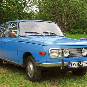 Trotz unterschiedlicher Konstruktionsweise des Antriebsstrangs eint Porsche 356 und Wartburg 353 die Reihenfolge der Zylindernummerierung und die Festlegung der Motordrehrichtung.(Bild:  Peter Diehl)